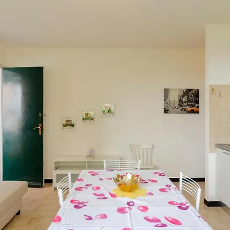 Altido Great Flat Near Sea, Centre *